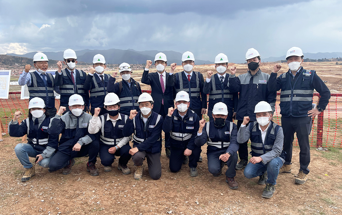 Peruvian on-site staffs and President Yoon Young-joon (fourth on the right in the second row) shouting ‘fighting!’ together Peruvian on-site staffs and President Yoon Young-joon (fourth on the right in the second row) shouting ‘fighting!’ together